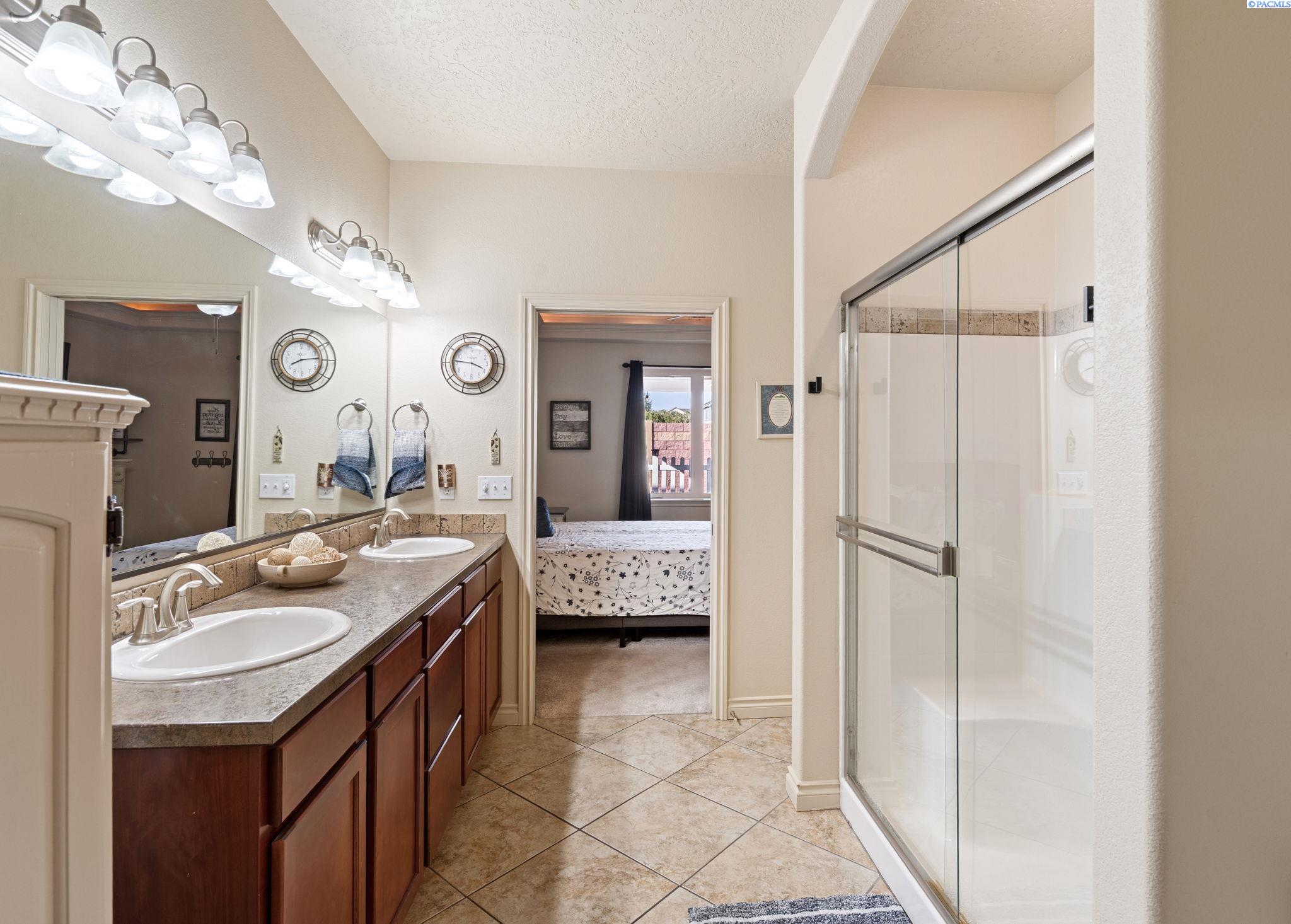 Pasco, Washington 99301, United States, 3 Bedrooms Bedrooms, ,2 BathroomsBathrooms,Residential,Active,220724