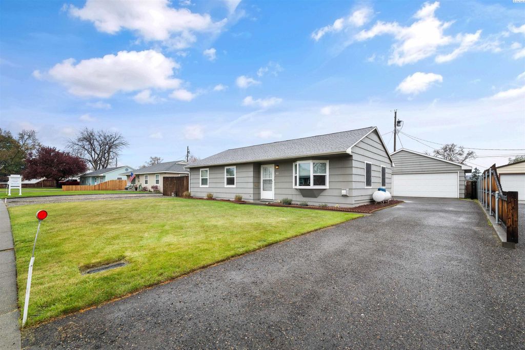 Photo of 411 Birch Ave, Richland, WA 99352 (MLS # 291755)