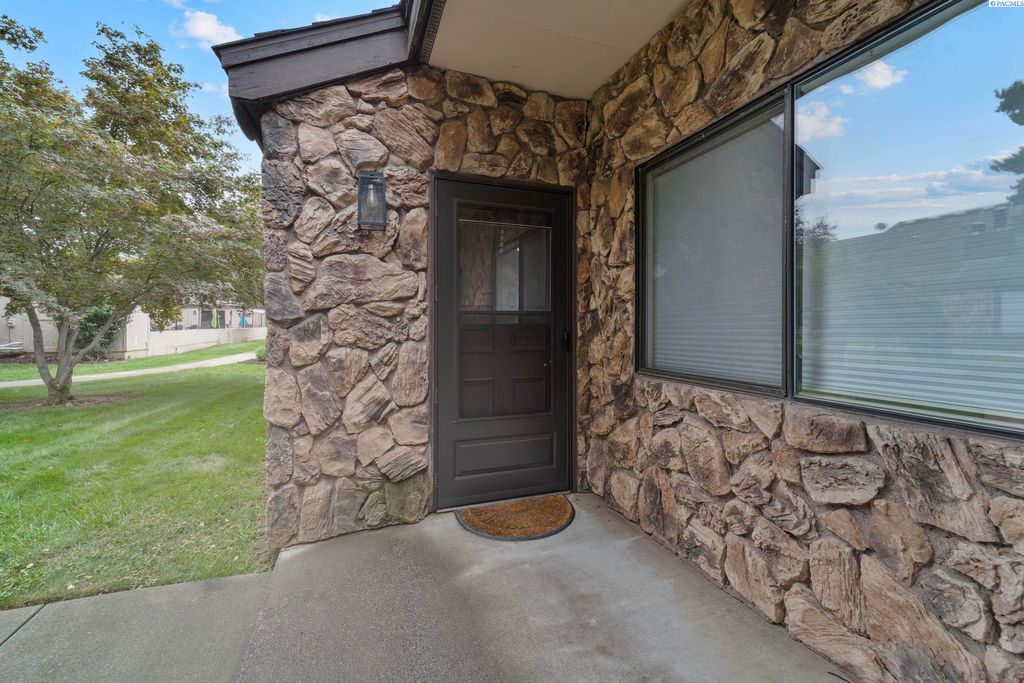 Photo of 4214 #B4 W Klamath Ave, Kennewick, WA 99336 (MLS # 287010)