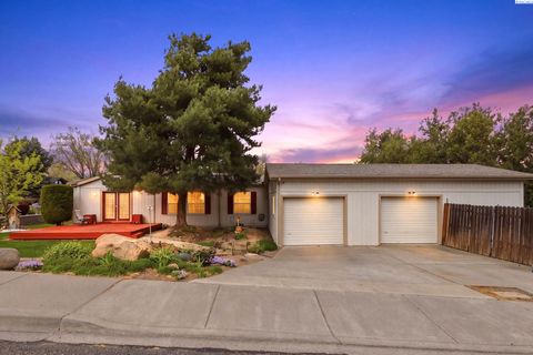 Photo of 1817 S Ione St, Kennewick, WA 99337 (MLS # 292209)