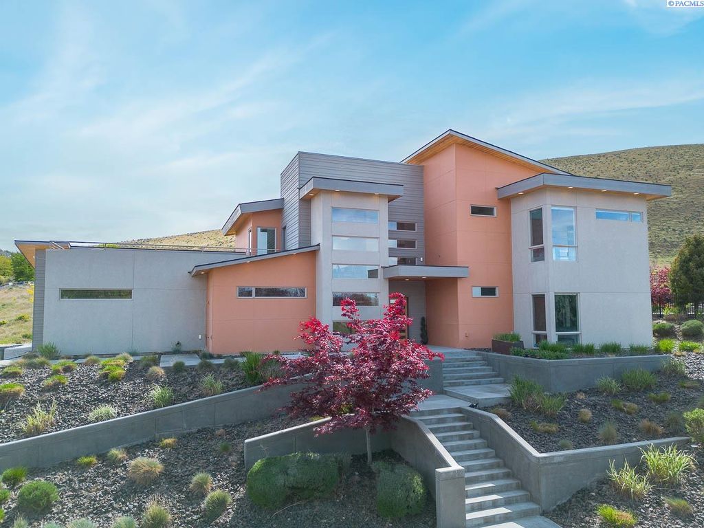 Photo of 1277 White Bluffs Street, Richland, WA 99352 (MLS # 292404)