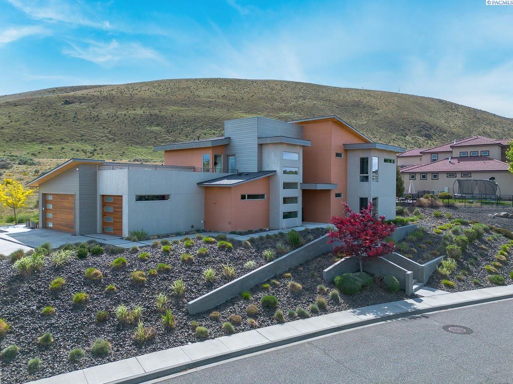 Photo of 1277 White Bluffs Street, Richland, WA 99352 (MLS # 292404)