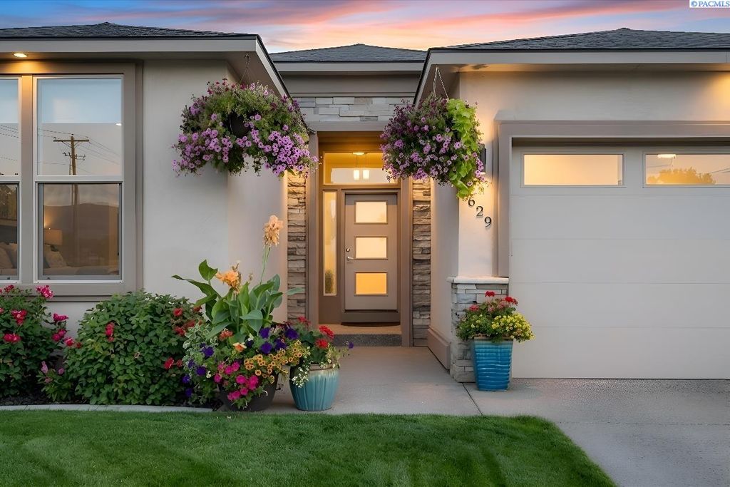 Photo of 2629 W 44th Place, Kennewick, WA 99337 (MLS # 291459)