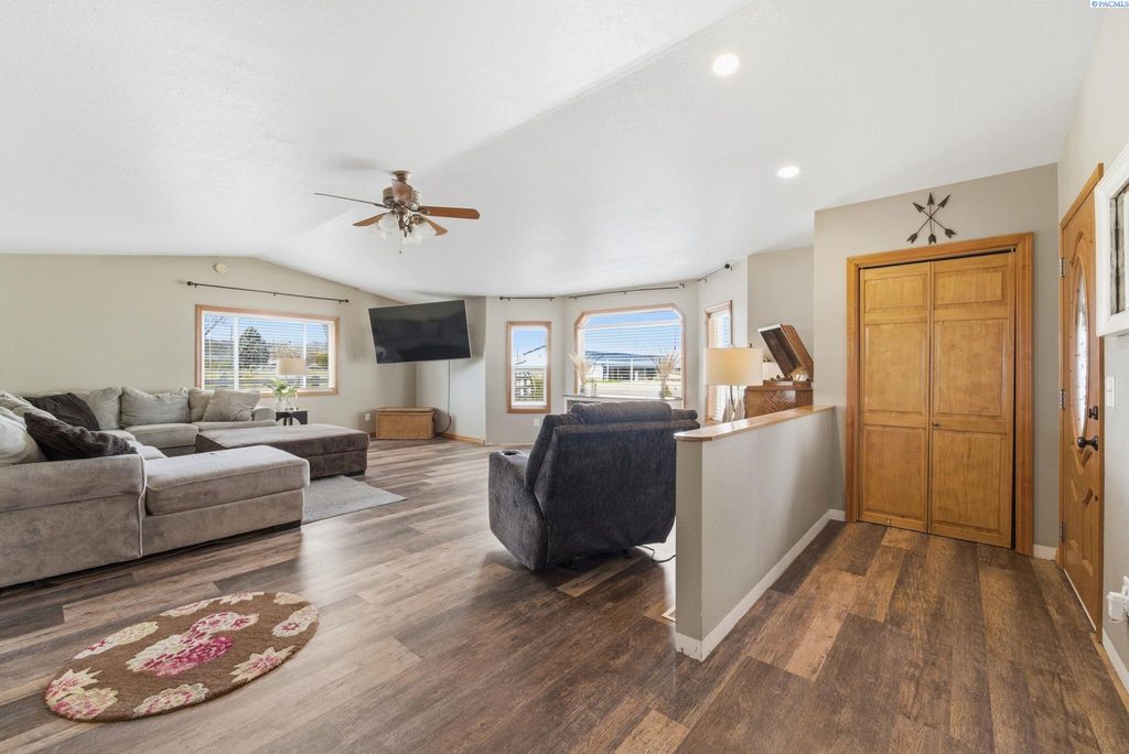 Photo of 5603 E Hamilton Rd, Benton City, WA 99320 (MLS # 290980)