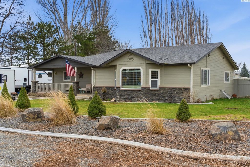 Photo of 5603 E Hamilton Rd, Benton City, WA 99320 (MLS # 290980)