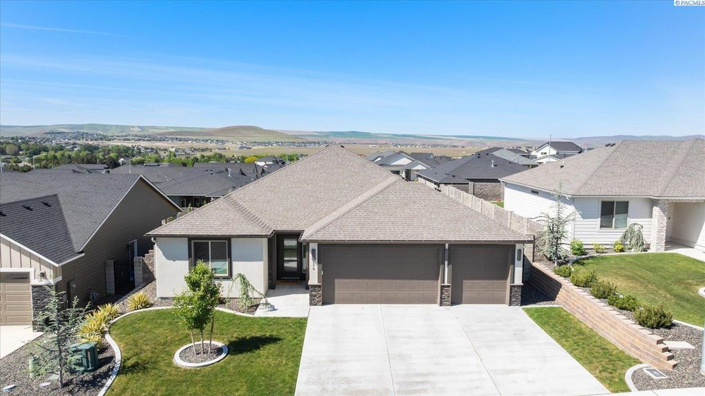 Photo of 579 Lazio Way, Richland, WA 99352 (MLS # 292896)