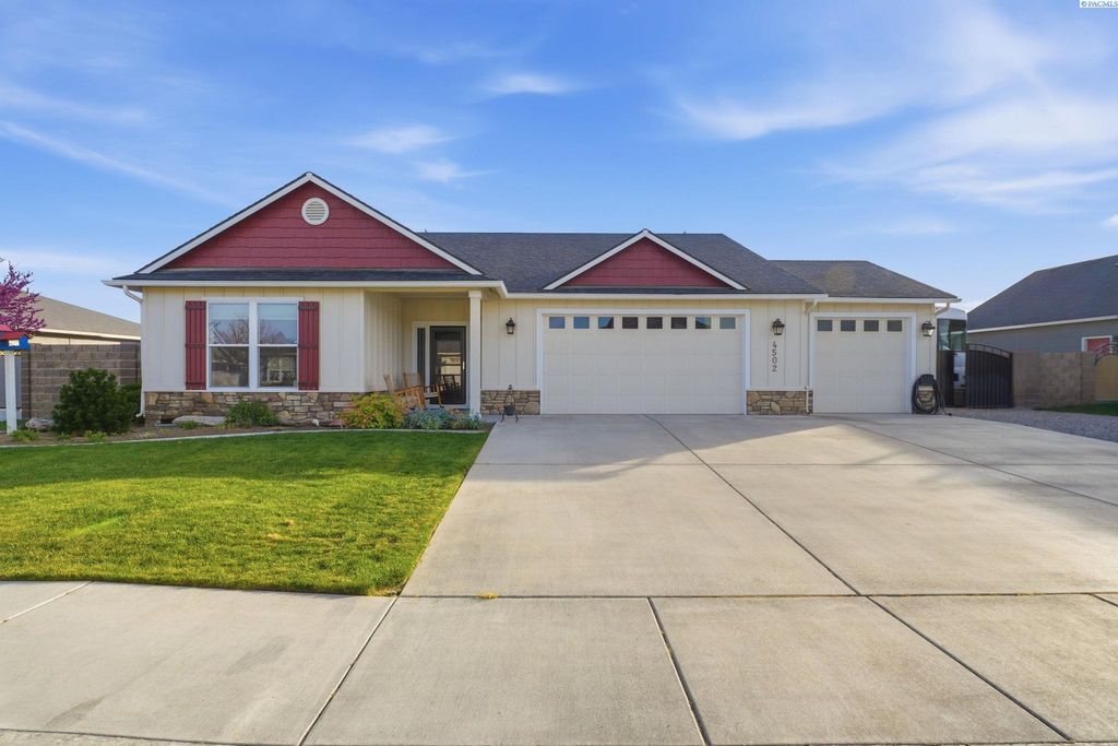 Photo of 4502 Meadow View Dr, Pasco, WA 99301 (MLS # 292003)