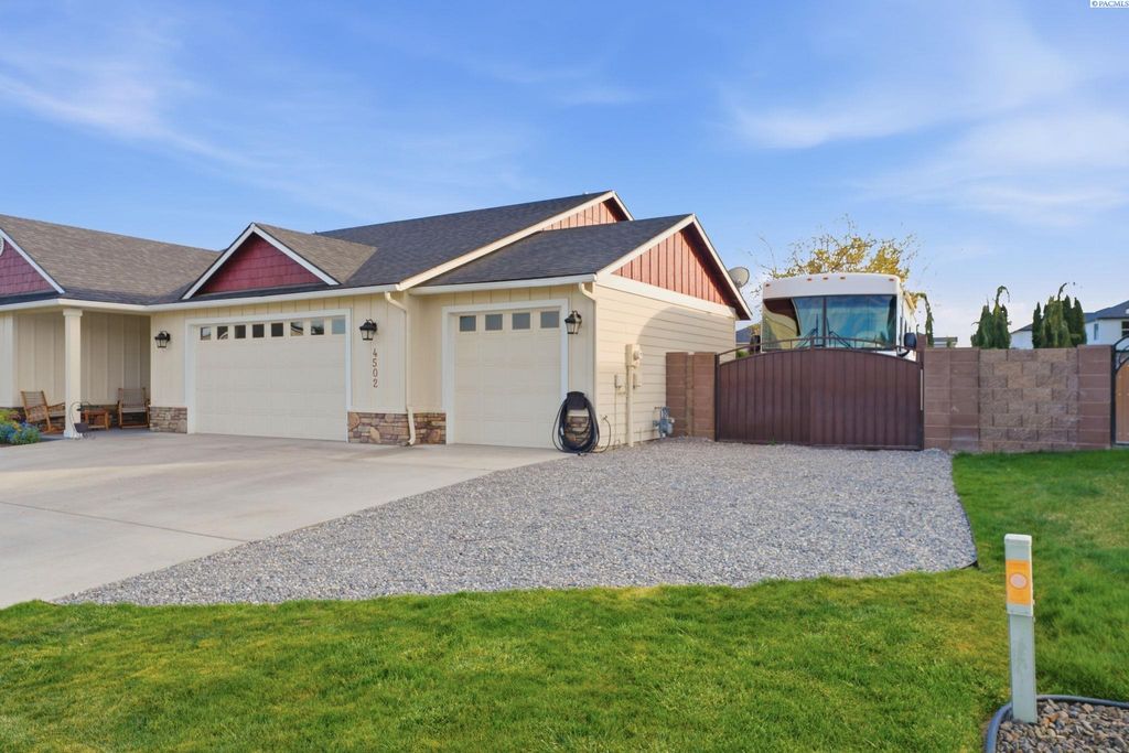 Photo of 4502 Meadow View Dr, Pasco, WA 99301 (MLS # 292003)