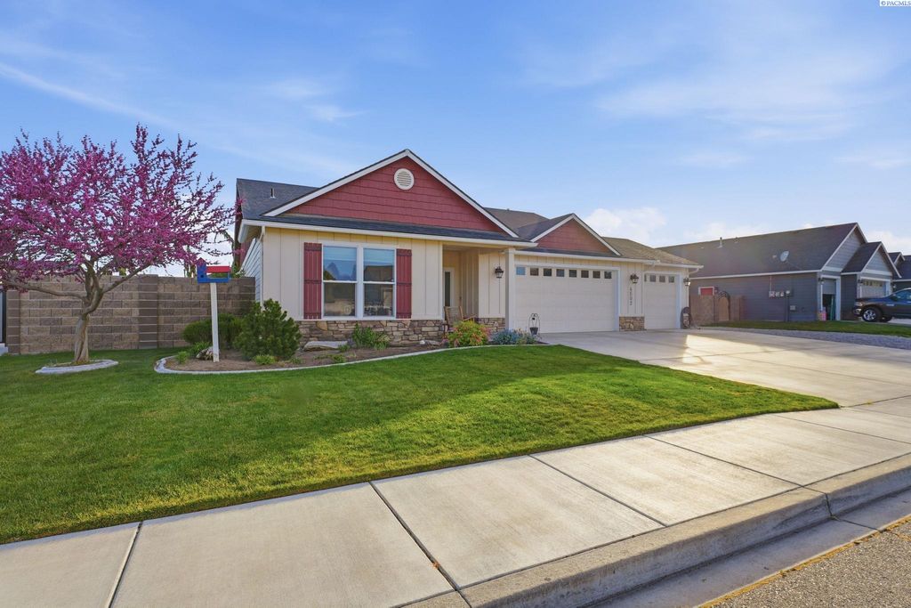 Photo of 4502 Meadow View Dr, Pasco, WA 99301 (MLS # 292003)