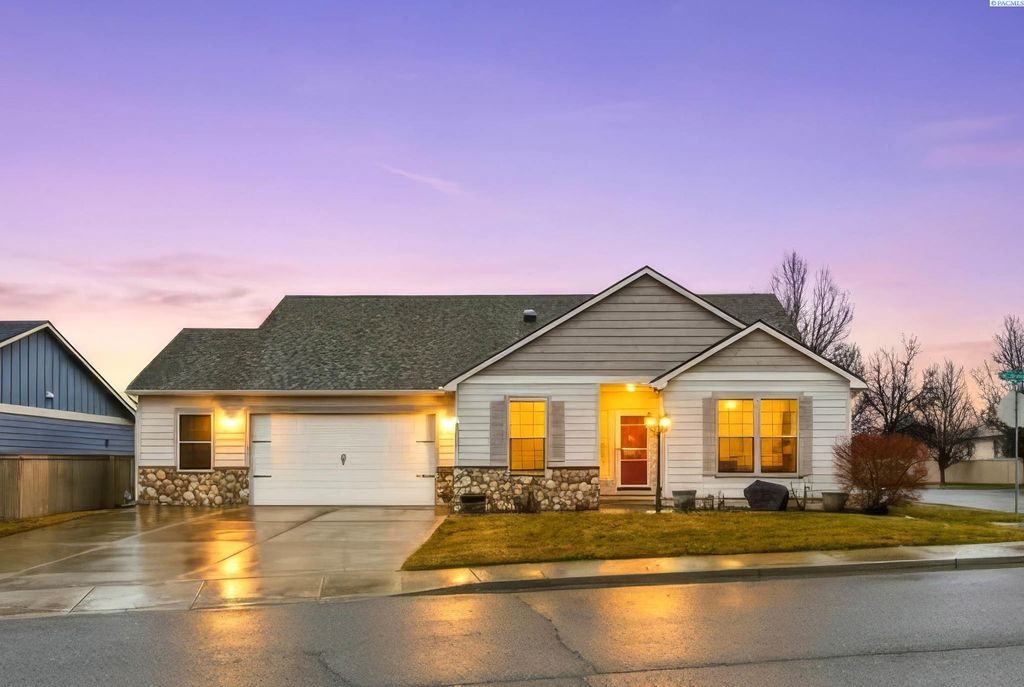 Photo of 1909 S Harrison Street, Kennewick, WA 99338 (MLS # 290791)