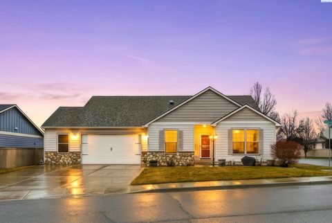 Photo of 1909 S Harrison Street, Kennewick, WA 99338 (MLS # 290791)