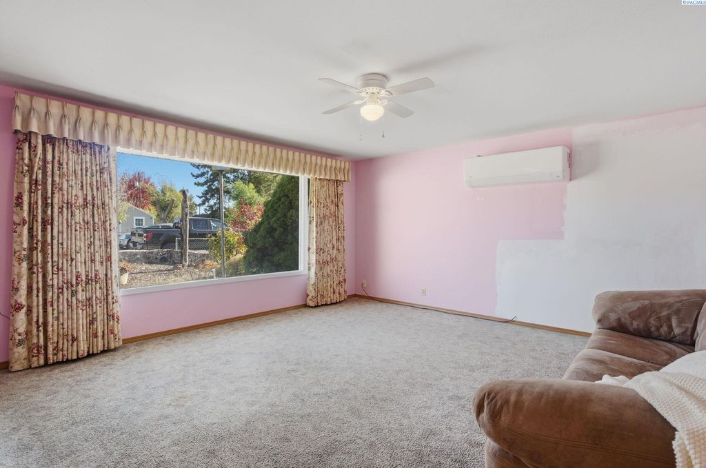 Photo of 514 S Ivy St, Kennewick, WA 99337 (MLS # 288564)