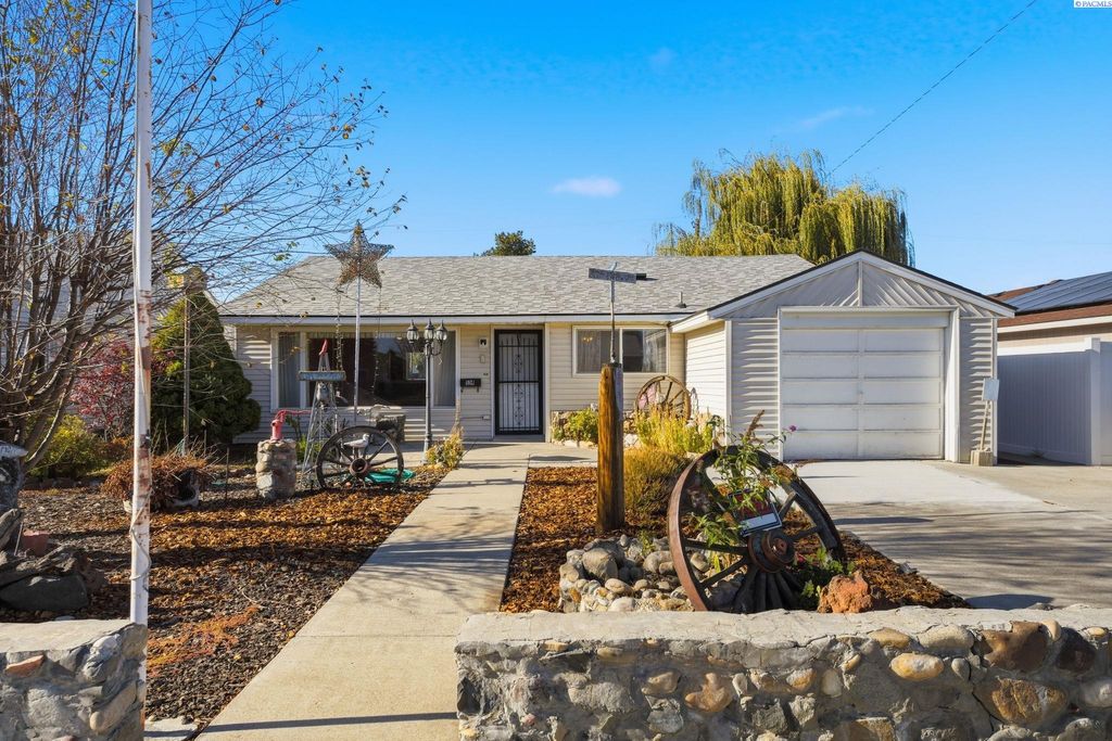 Photo of 514 S Ivy St, Kennewick, WA 99337 (MLS # 288564)
