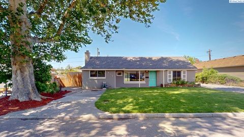 Photo of 612 S Ione Street, Kennewick, WA 99336 (MLS # 293580)