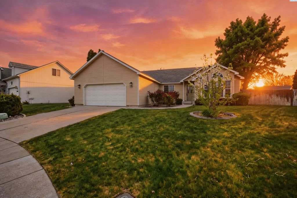 Photo of 2714 S Zillah Court, Kennewick, CA 93937 (MLS # 291742)