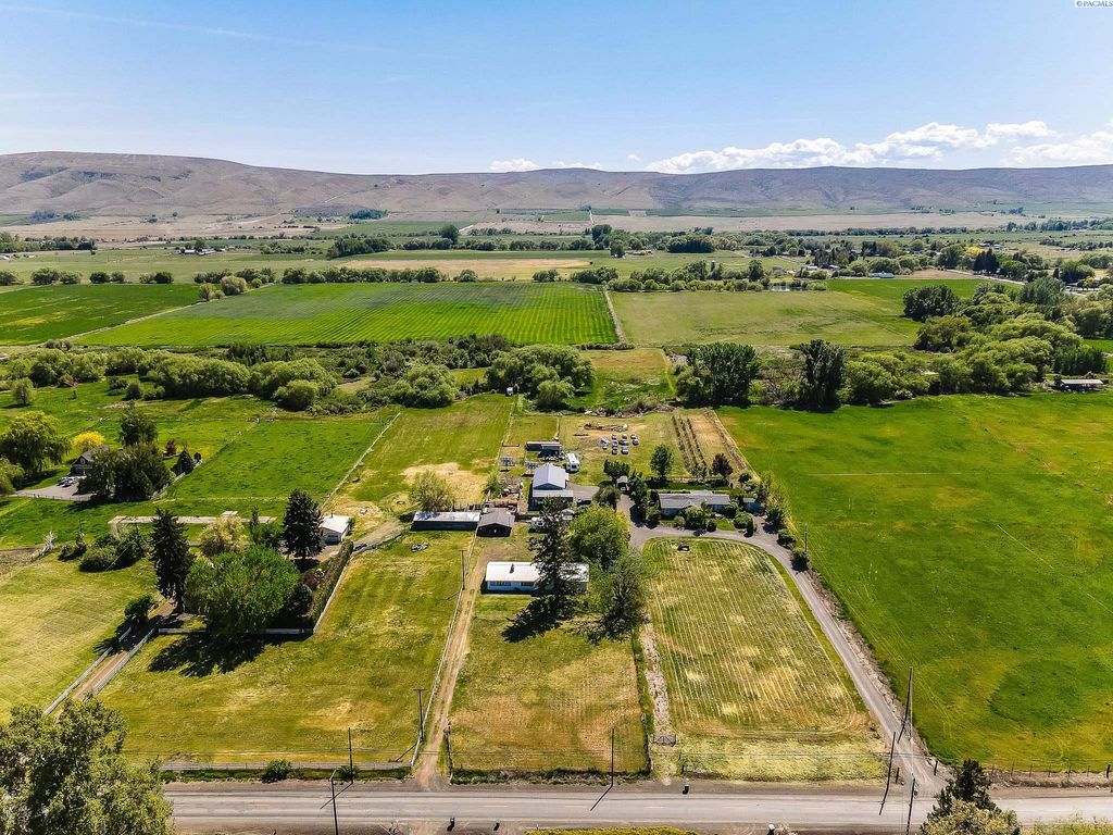 Photo of 11704 Gilbert Road, Yakima, WA 98903 (MLS # 292770)