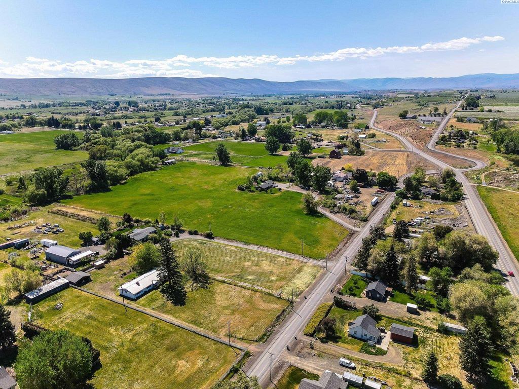 Photo of 11704 Gilbert Road, Yakima, WA 98903 (MLS # 292770)