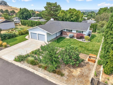 Photo of 918 Roza Vista Dr, Prosser, WA 99350 (MLS # 294907)