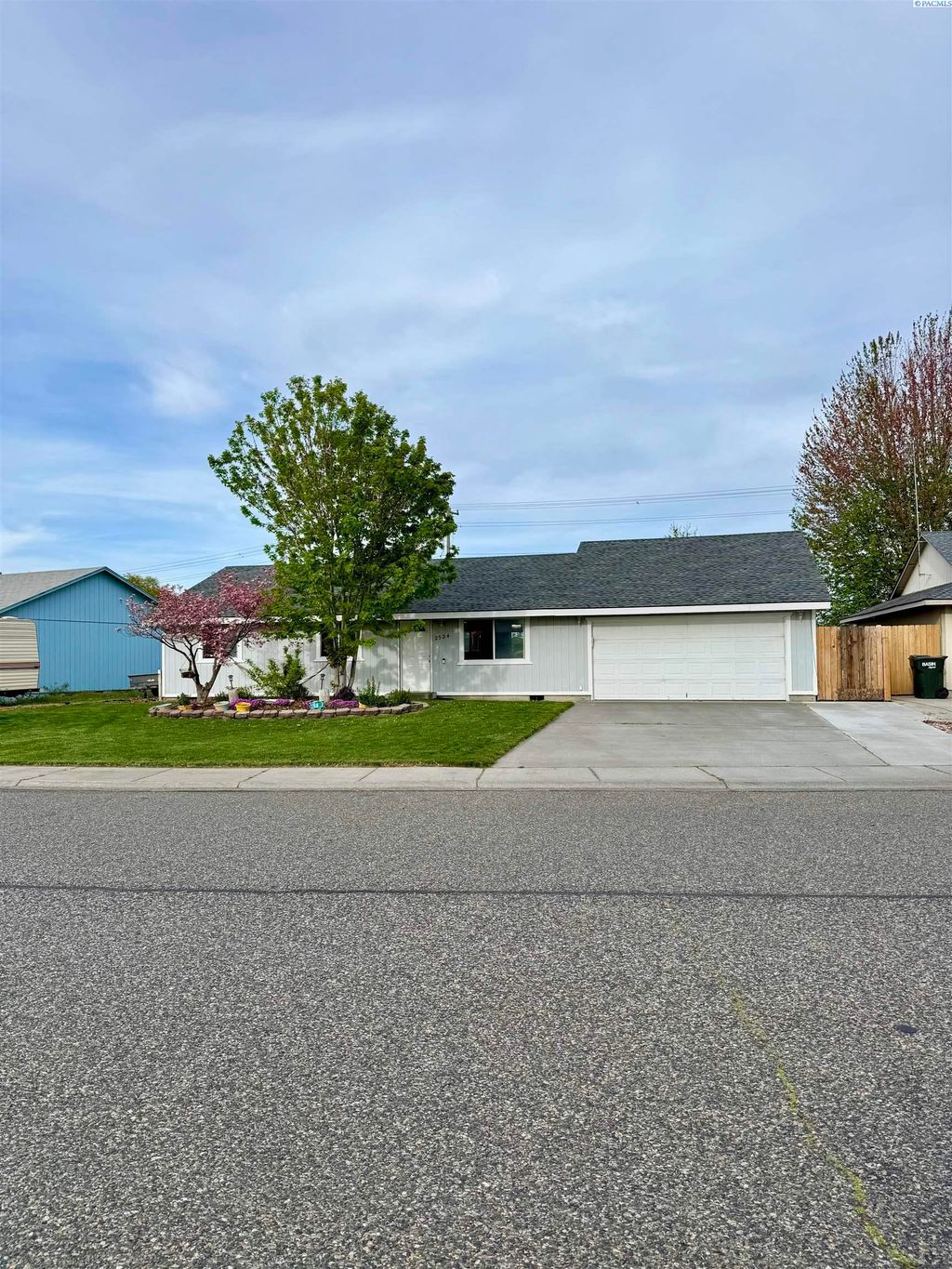 Photo of 2924 Iris Street, West Richland, WA 99353 (MLS # 292438)