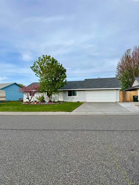 Photo of 2924 Iris Street, West Richland, WA 99353 (MLS # 292438)