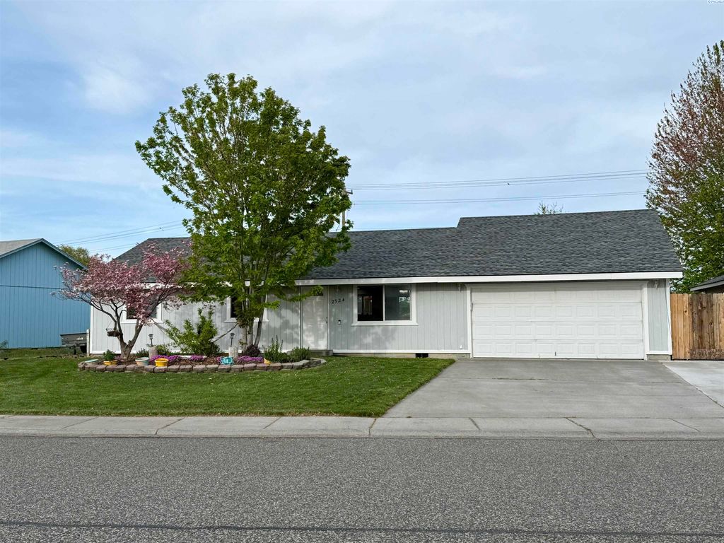 Photo of 2924 Iris Street, West Richland, WA 99353 (MLS # 292438)