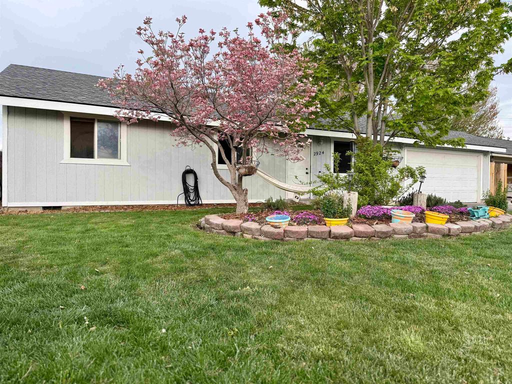 Photo of 2924 Iris Street, West Richland, WA 99353 (MLS # 292438)