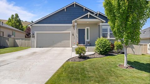 Photo of 2010 S Kellogg Pl, Kennewick, WA 99338 (MLS # 293096)