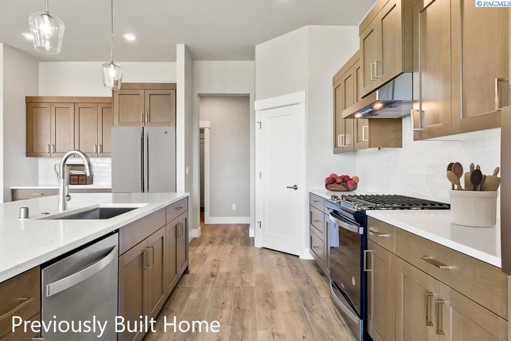 Photo of 12001 Vincenzo Dr, Pasco, WA 99301 (MLS # 290045)