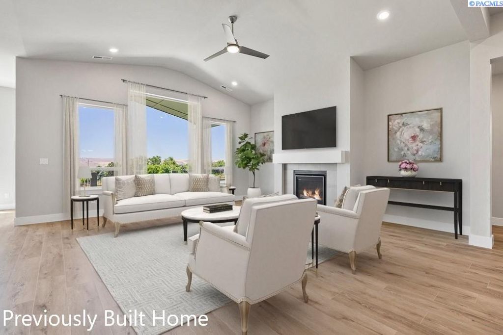 Photo of 12001 Vincenzo Dr, Pasco, WA 99301 (MLS # 290045)