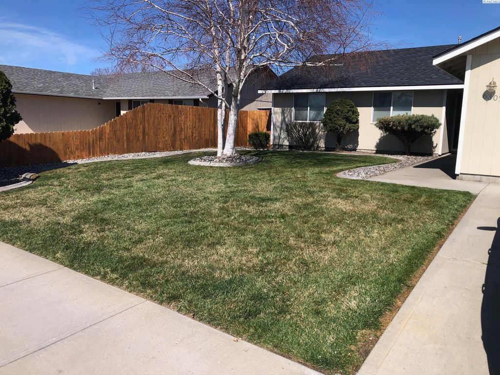 Photo of 6307 Camden Dr, Pasco, WA 99301 (MLS # 289542)