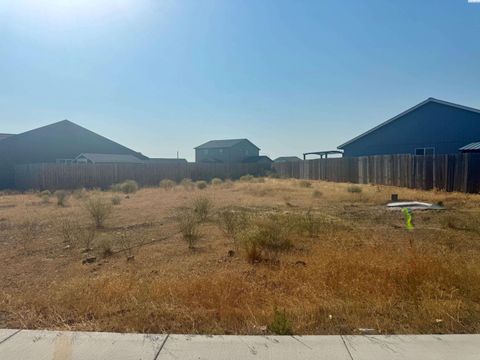 Photo of 28 Parkside Pl, Ephrata, WA 98823 (MLS # 294990)