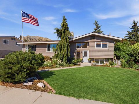Photo of 1116 Wedgewood Ave, Wenatchee, WA 98801 (MLS # 294611)