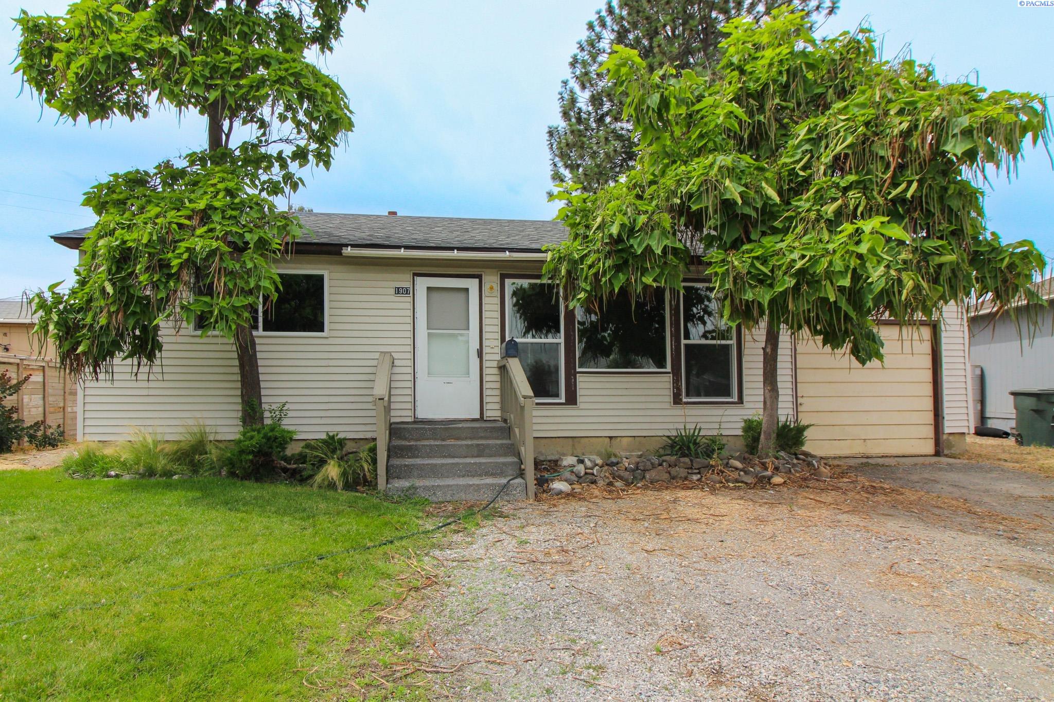 Photo 1 of 18 — 1907 Hood Avenue, Richland, WA 99354