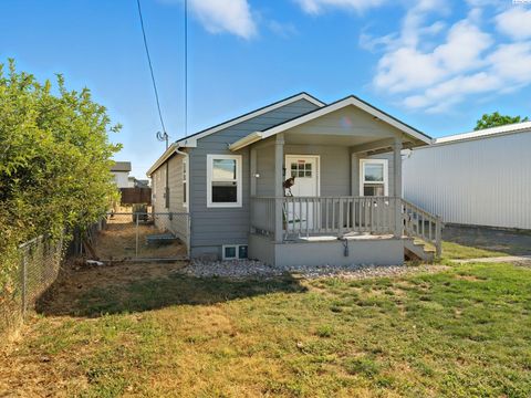 Photo of 234 Avery St, Walla Walla, WA 99362 (MLS # 287606)