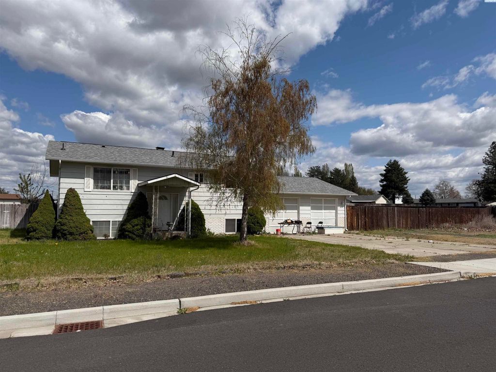 Photo of 440 E Birch St, Connell, WA 99326 (MLS # 292352)