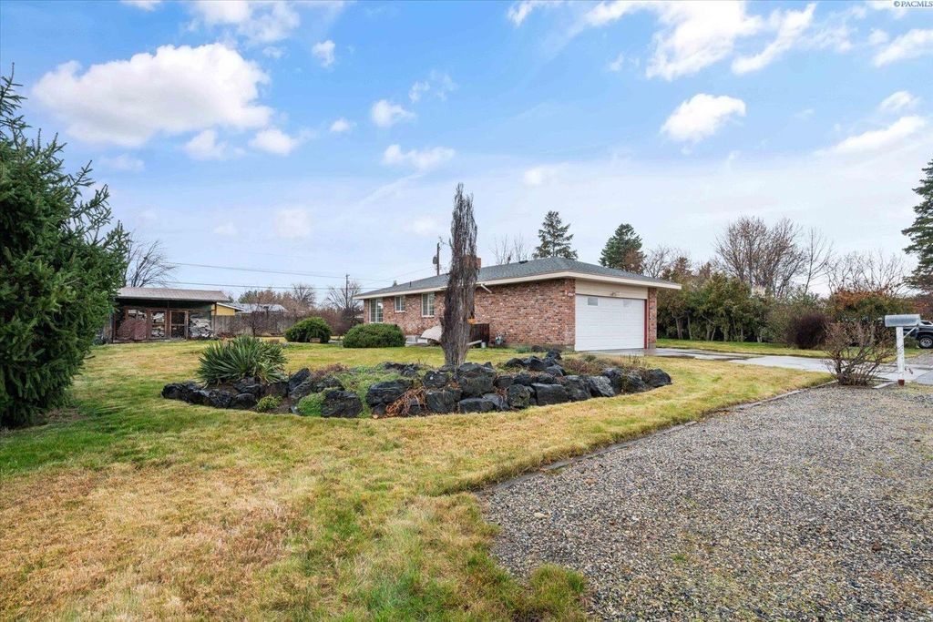 Photo of 4004 W Nixon Street, Pasco, WA 99301 (MLS # 290997)