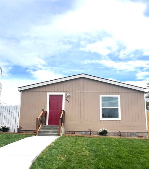 Photo of 915 S 6th Ave, Pasco, WA 99301 (MLS # 296233)