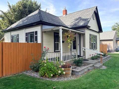 Photo of 711 Main Street, Prosser, WA 99350 (MLS # 297020)