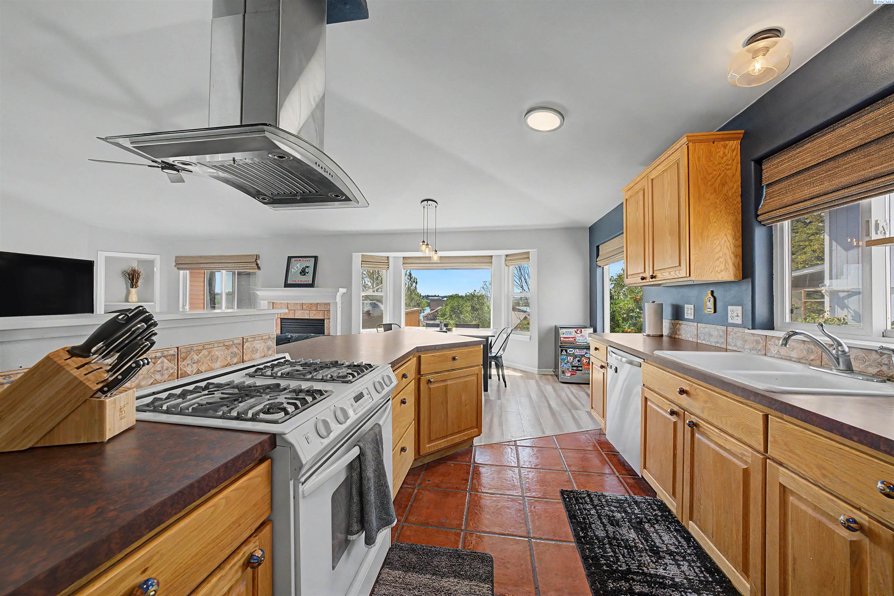 909 W Windrose