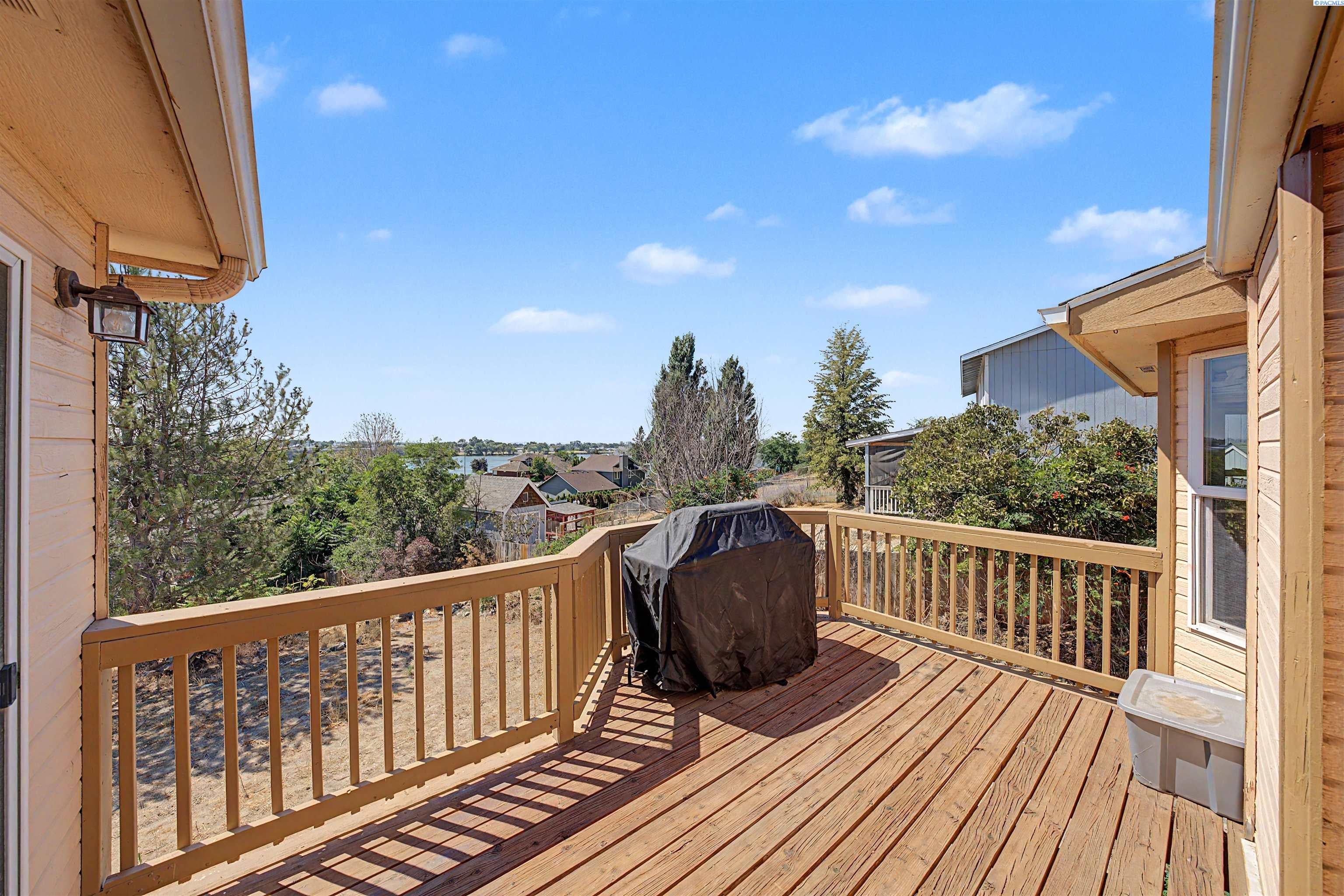 909 W Windrose