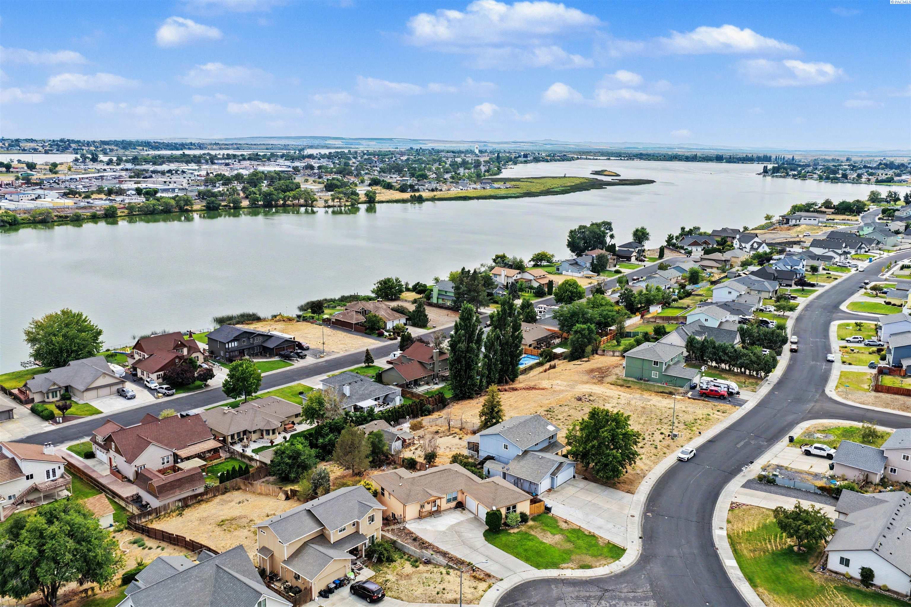 909 W Windrose
