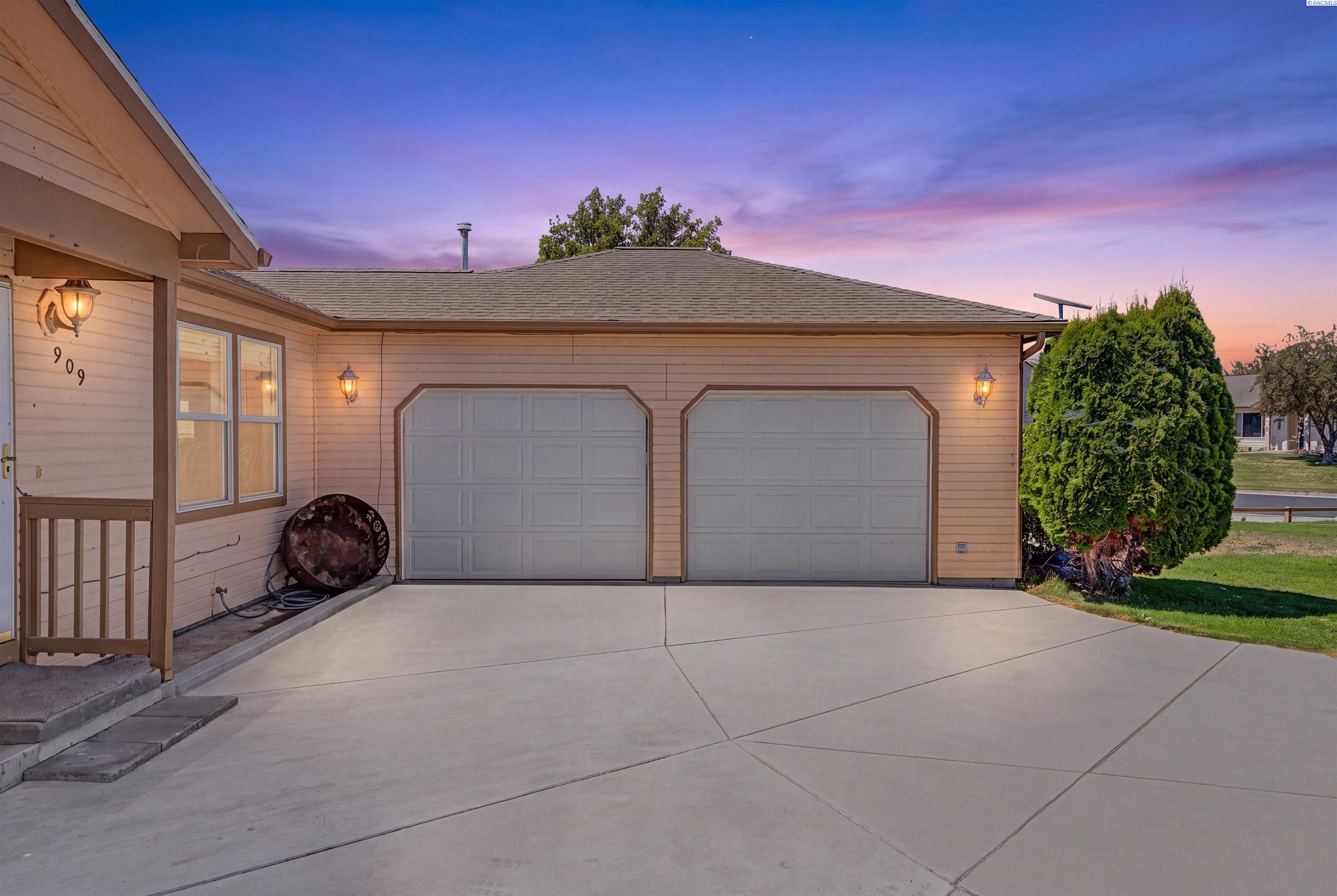 909 W Windrose