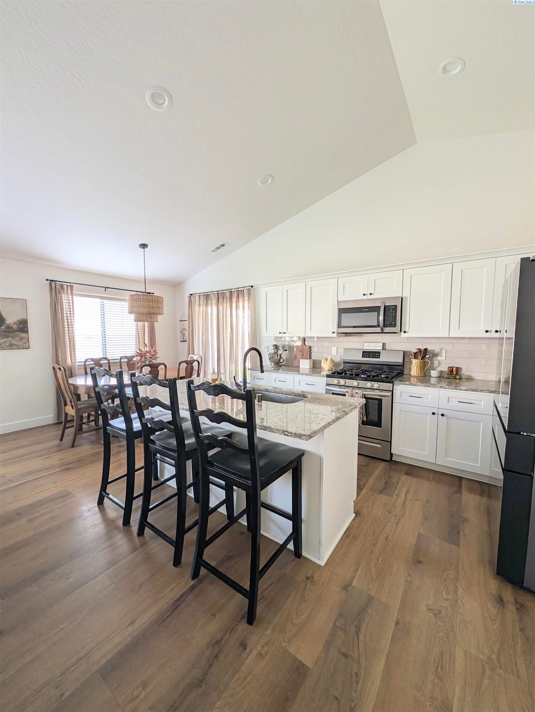 IDX 4 7905 Cariboo Drive