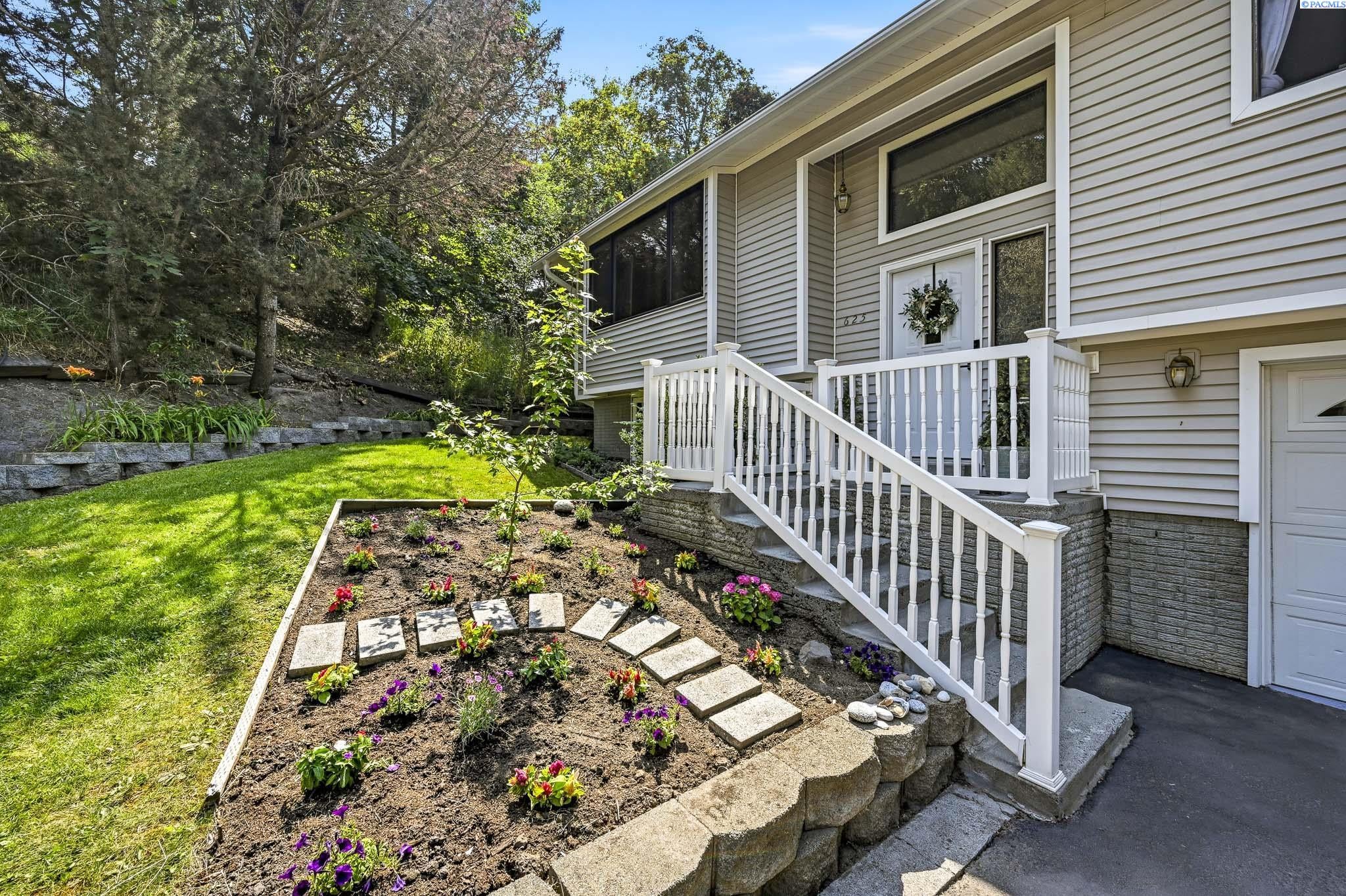 IDX 3 625 SE Highland Way