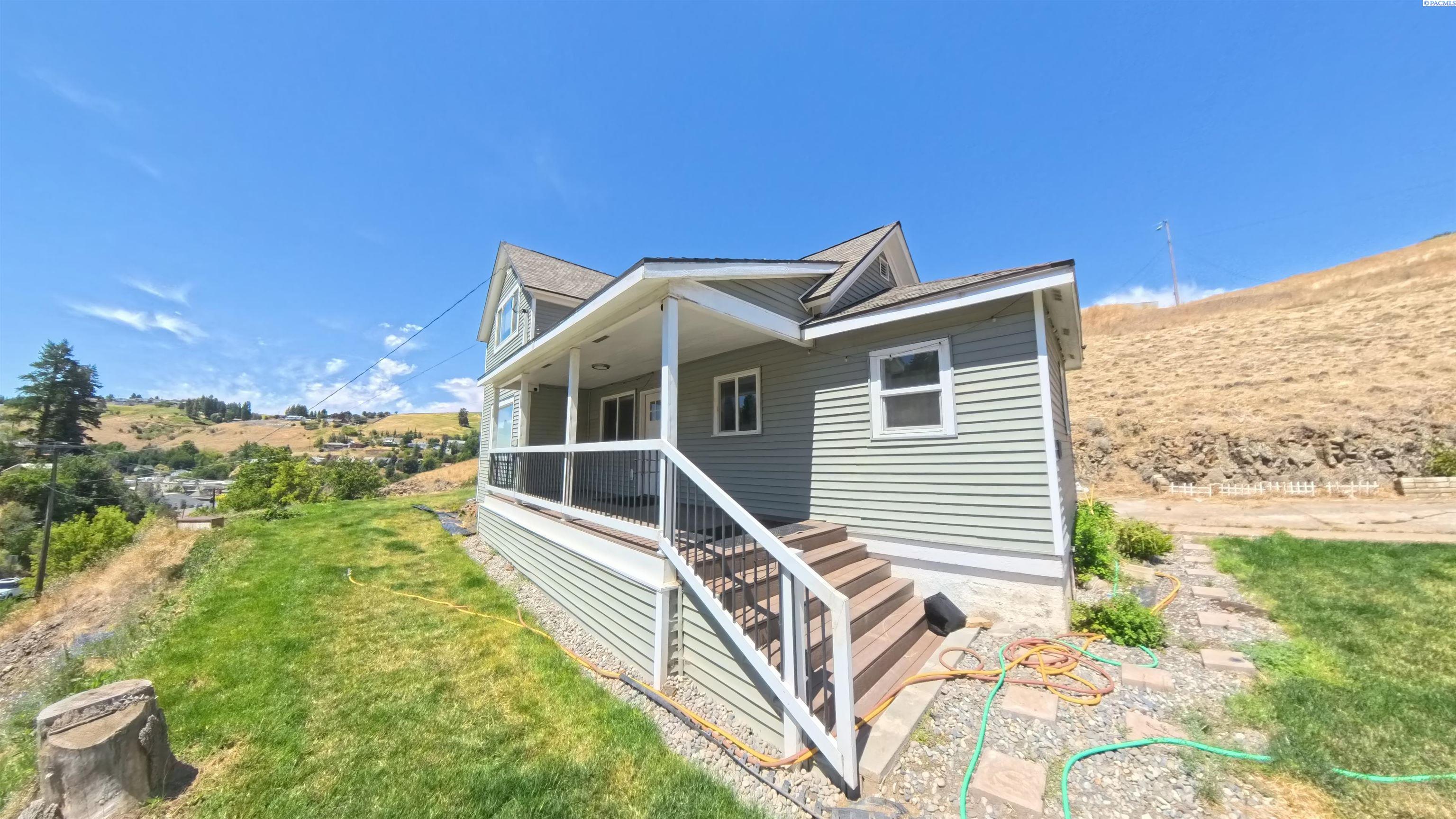 IDX 3 207 E Canyon St