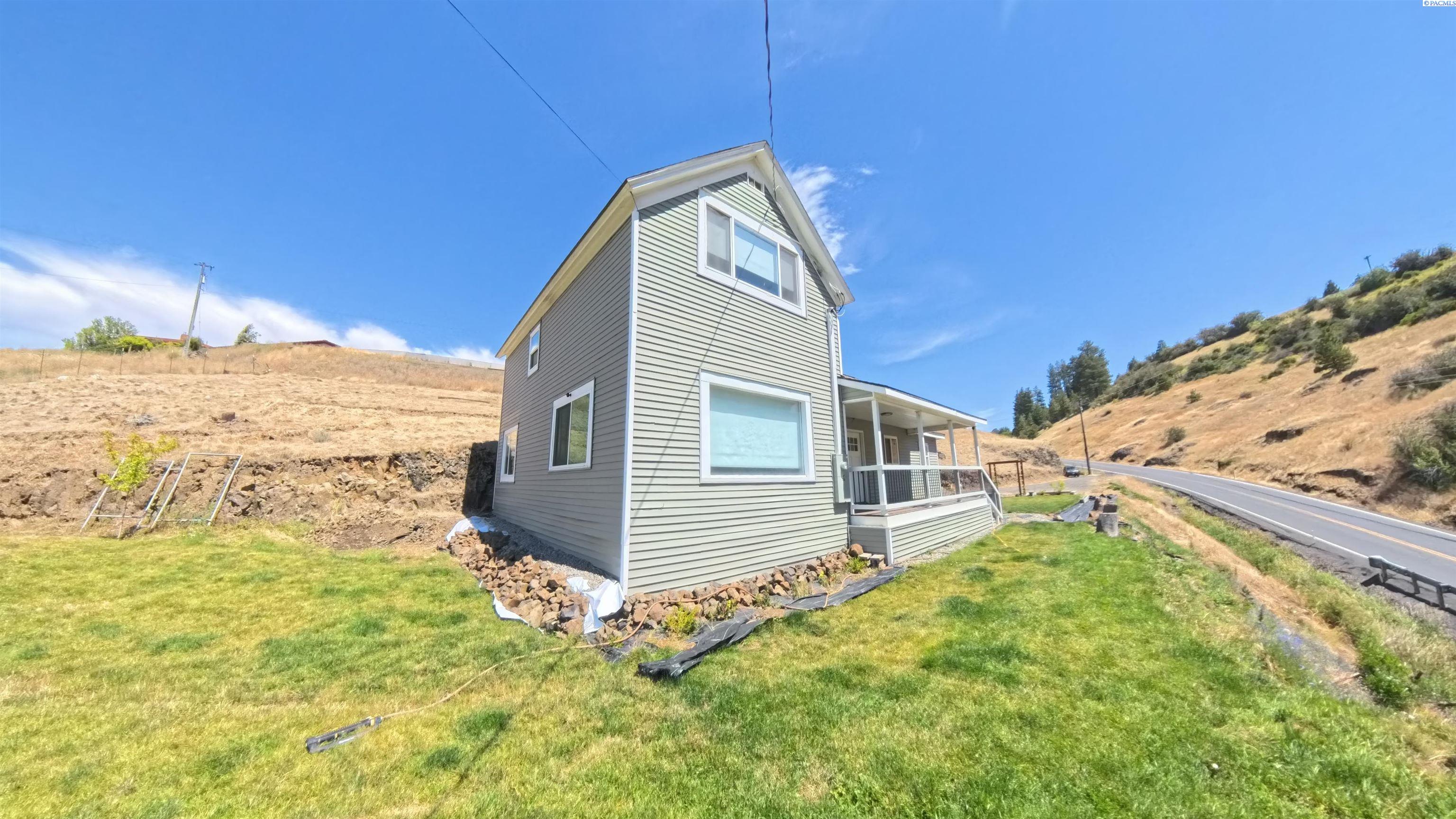 IDX 1 207 E Canyon St