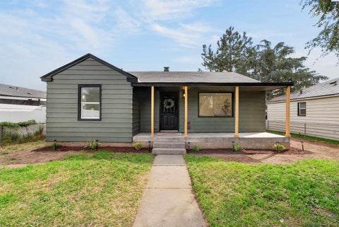 Photo of 805 S Hawthorne St, Kennewick, WA 99336 (MLS # 296363)