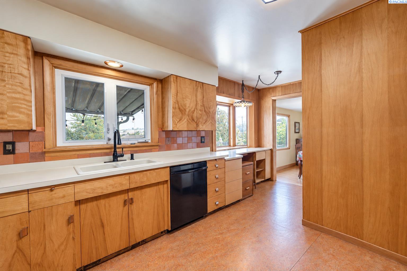 IDX 4 1008 S Lake St
