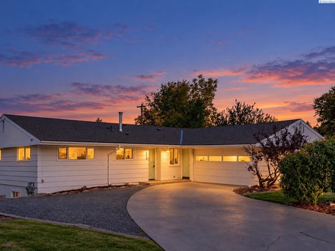 Photo of 2215 S Fruitland Street, Kennewick, WA 99337 (MLS # 297241)