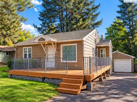Photo of 1020 NW Charlotte St, Pullman, WA 99163 (MLS # 297180)